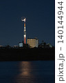 三日月と東京スカイツリーが重なる幻想的な夜景 140144944