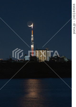 三日月と東京スカイツリーが重なる幻想的な夜景 三日月と東京スカイツリーが重なる幻想的な夜景 140144944