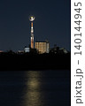 東京スカイツリーと三日月が重なる幻想的な夜景 140144945
