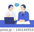 ノートパソコンを見ながら打ち合わせをするスーツの担当者と現場責任者のベクターイラスト素材 140144958