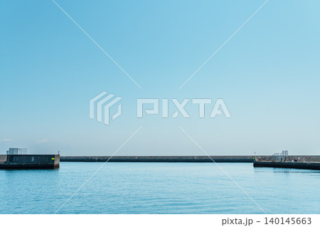 晴れた日の午後の海 140145663