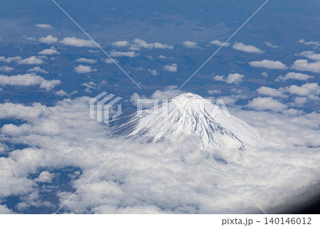 雲海に浮かぶ富士山の空撮風景 雲海に浮かぶ富士山の空撮風景 140146012