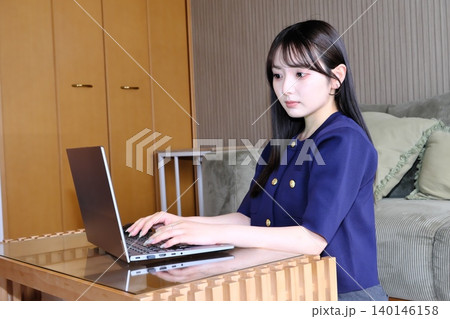 穏やかな自分時間。リラックスした空間でインターネットや趣味を楽しむ女性の日常 穏やかな自分時間。リラックスした空間でインターネットや趣味を楽しむ女性の日常 140146158