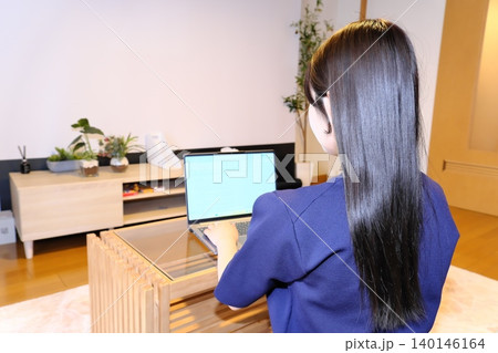 穏やかな自分時間。リラックスした空間でインターネットや趣味を楽しむ女性の日常 穏やかな自分時間。リラックスした空間でインターネットや趣味を楽しむ女性の日常 140146164