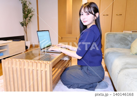 穏やかな自分時間。リラックスした空間でインターネットや趣味を楽しむ女性の日常 穏やかな自分時間。リラックスした空間でインターネットや趣味を楽しむ女性の日常 140146168
