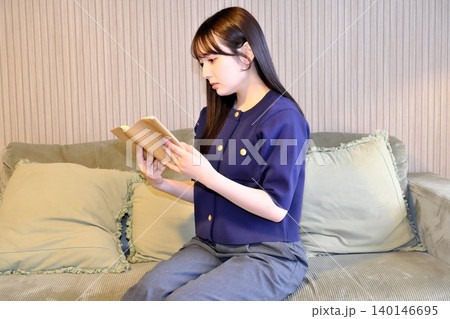 至福のインドア休日。柔らかな光に包まれて本を楽しむ、洗練された大人のリラックスタイム 至福のインドア休日。柔らかな光に包まれて本を楽しむ、洗練された大人のリラックスタイム 140146695