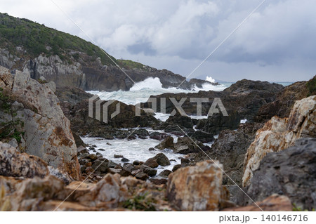荒れる冬の山陰海岸 唐音海岸 140146716