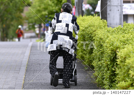 日本の横浜都市景観傾く…右の植栽側に吸い込まれそうに傾く高齢女性…=6月2日、横浜市内で 日本の横浜都市景観傾く…右の植栽側に吸い込まれそうに傾く高齢女性…=6月2日、横浜市内で 140147227