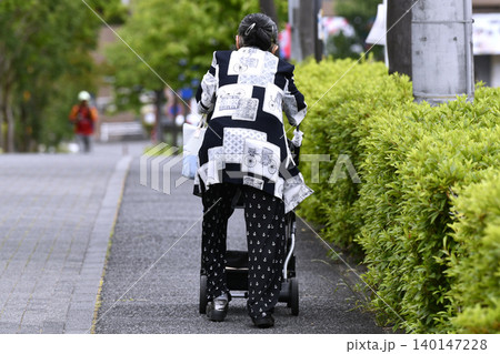 日本の横浜都市景観傾く…右の植栽側に吸い込まれそうに傾く高齢女性…=6月2日、横浜市内で 日本の横浜都市景観傾く…右の植栽側に吸い込まれそうに傾く高齢女性…=6月2日、横浜市内で 140147228
