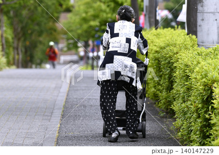 日本の横浜都市景観傾く…右の植栽側に吸い込まれそうに傾く高齢女性…=6月2日、横浜市内で 日本の横浜都市景観傾く…右の植栽側に吸い込まれそうに傾く高齢女性…=6月2日、横浜市内で 140147229