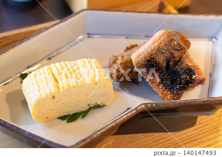 美味しい出汁巻き玉子と桜鱒の西京焼きの朝食のおかず 140147493