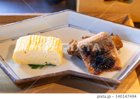 美味しい出汁巻き玉子と桜鱒の西京焼きの朝食のおかず 140147494