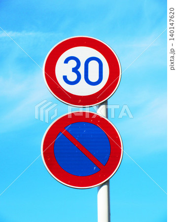 最高速度制限「30km/h」と「駐車禁止」を示す規制標識と青空の風景 最高速度制限「30km/h」と「駐車禁止」を示す規制標識と青空の風景 140147620