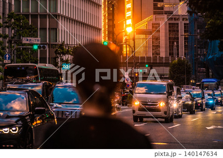 日本の東京都市景観夕日…日本経済への思い…八重洲や大手町、再開発…自動車、国道1号線…若い女性…信号 日本の東京都市景観夕日…日本経済への思い…八重洲や大手町、再開発…自動車、国道1号線…若い女性…信号 140147634