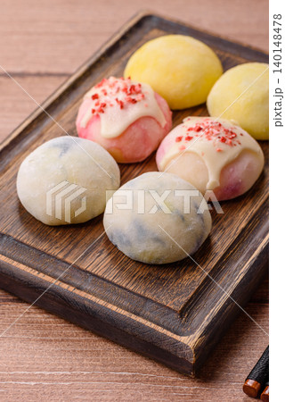 Japanese sweet frozen mochi with rice dough, fruit, and chocolate filling. Japanese mochi 140148478