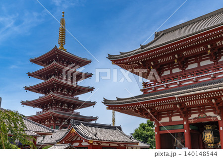 浅草寺の宝蔵門と五重塔 浅草寺の宝蔵門と五重塔 140148544