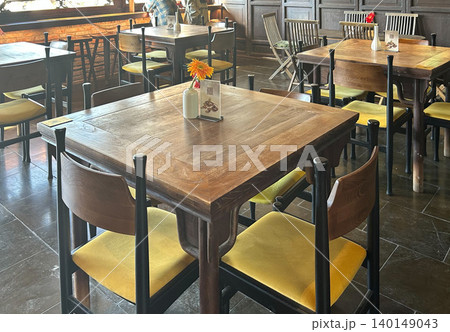 和風デザインの木製テーブルと椅子、古民家風カフェ店内のテーブル席 140149043