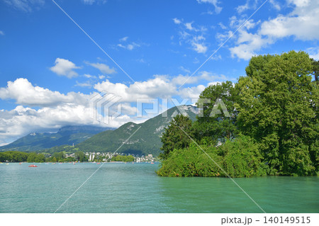 フランス・アヌシー湖の夏景色 青空の下に広がる美しい湖畔風景（2021年7月28日） 140149515