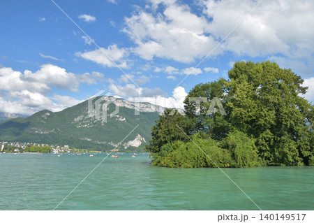 フランス・アヌシー湖の夏景色 青空の下に広がる美しい湖畔風景（2021年7月28日） 140149517
