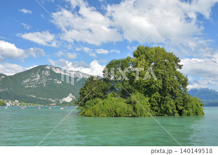 フランス・アヌシー湖の夏景色 青空の下に広がる美しい湖畔風景（2021年7月28日） 140149518