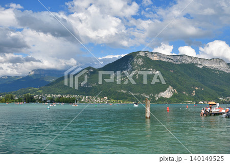 フランス・アヌシー湖の夏景色 青空の下に広がる美しい湖畔風景（2021年7月28日） 140149525