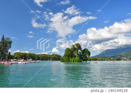 フランス・アヌシー湖の夏景色 青空の下に広がる美しい湖畔風景（2021年7月28日） 140149526