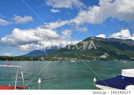 フランス・アヌシー湖の夏景色 青空の下に広がる美しい湖畔風景（2021年7月28日） 140149527