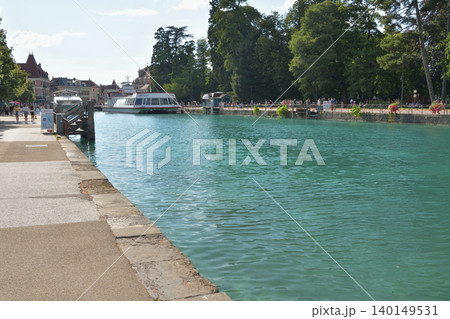 フランス・アヌシー湖の夏景色 青空の下に広がる美しい湖畔風景（2021年7月28日） 140149531