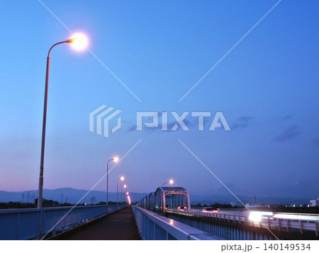 上武大橋 夜の古画像(2013.5.23) 上流側に設置されている歩道橋の深谷から伊勢崎方面を眺望 140149534