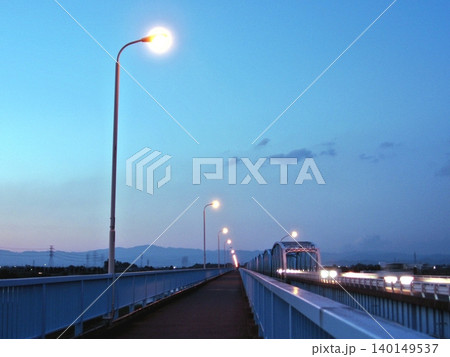 上武大橋 夜の古画像(2013.5.23) 下流側では橋脚の建設工事が始まり関係車輌がチラホラ 140149537