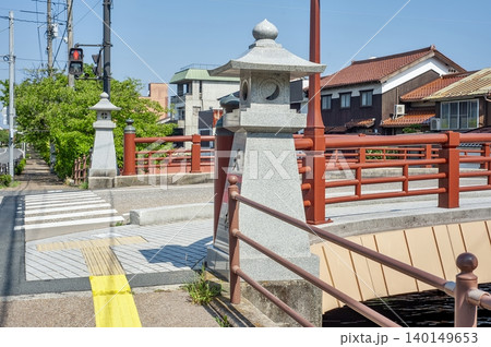 加茂川に架かる天神橋の袂に佇む風情ある石灯籠と旧城下町の面影を残す景色(鳥取県米子市) 加茂川に架かる天神橋の袂に佇む風情ある石灯籠と旧城下町の面影を残す景色(鳥取県米子市) 140149653