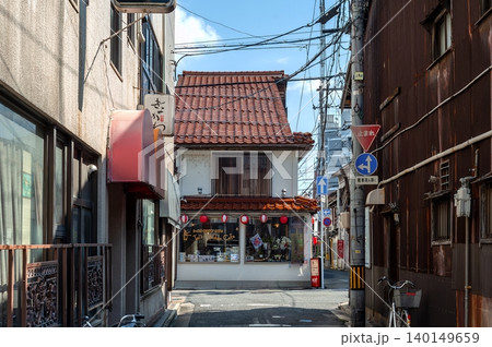 米子市西倉吉町の路地奥に佇む伝統的な赤瓦屋根の建物とレトロな下町の街並み(鳥取県米子市) 米子市西倉吉町の路地奥に佇む伝統的な赤瓦屋根の建物とレトロな下町の街並み(鳥取県米子市) 140149659
