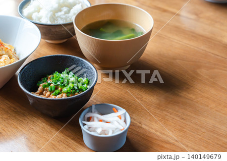 伝統的な日本の朝食セット 納豆となますと味噌汁 伝統的な日本の朝食セット 納豆となますと味噌汁 140149679