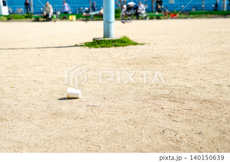 公園にポイ捨てされた紙コップ 140150639