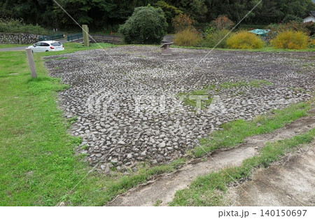 鳥取県米子市の上淀廃寺跡（国指定史跡）：一部が復元されている石敷跡 140150697