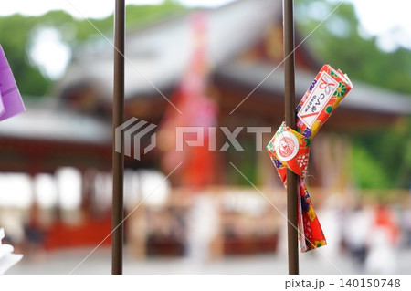 神社のおみくじと境内の風景 140150748