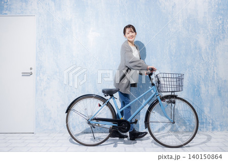 自転車に乗る女性 自転車に乗る女性 140150864