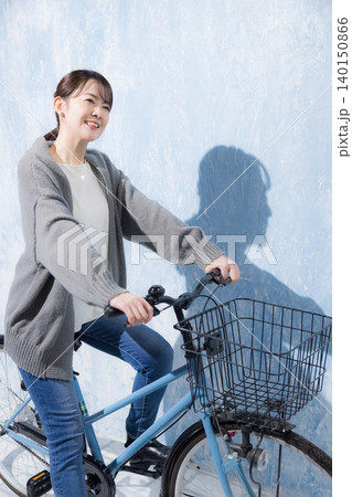 自転車に乗る女性 自転車に乗る女性 140150866