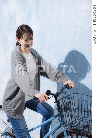 自転車に乗る女性 自転車に乗る女性 140150868