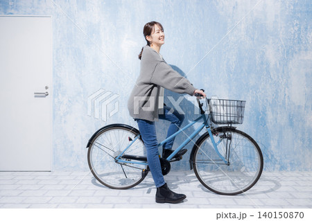 自転車に乗る女性 自転車に乗る女性 140150870