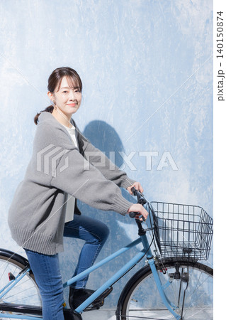 自転車に乗る女性 自転車に乗る女性 140150874