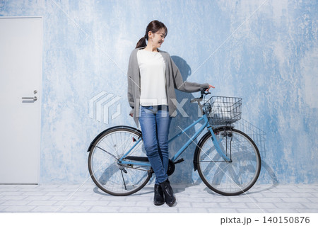 自転車に乗る女性 自転車に乗る女性 140150876