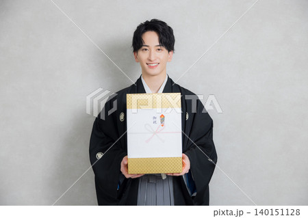 着物姿でご祝儀を持つ若い男性 着物姿でご祝儀を持つ若い男性 140151128