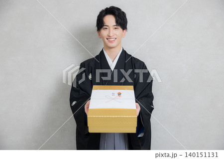 着物姿でご祝儀を持つ若い男性 140151131