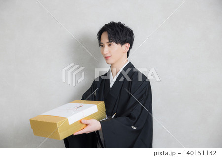 着物姿でご祝儀を持つ若い男性 140151132