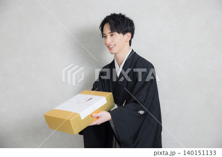 着物姿でご祝儀を持つ若い男性 140151133