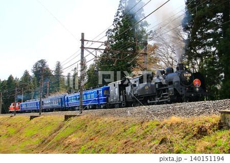 春の日光へ… 登り勾配を駆け上がり東武日光駅に到着する『SL大樹ふたら』 140151194
