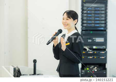 会議室のビジネスウーマンたち 140151221