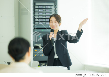 会議室のビジネスウーマンたち 140151228