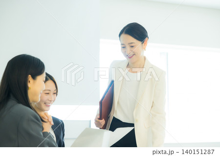 会議室のビジネスウーマンたち　 140151287